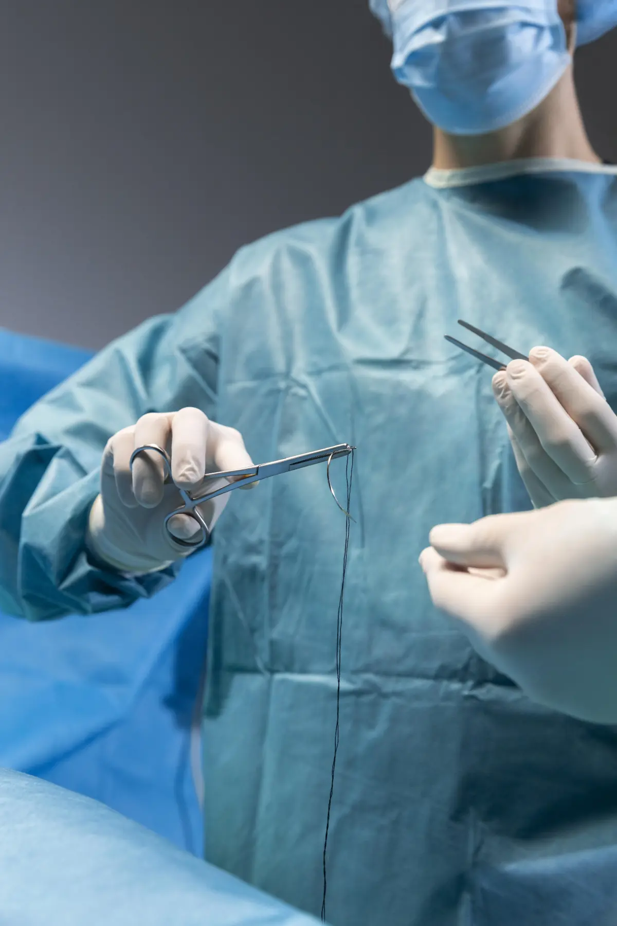 Cirurgia oral veterinária sendo realizada com monitoramento anestésico contínuo — extrações e procedimentos de alta complexidade